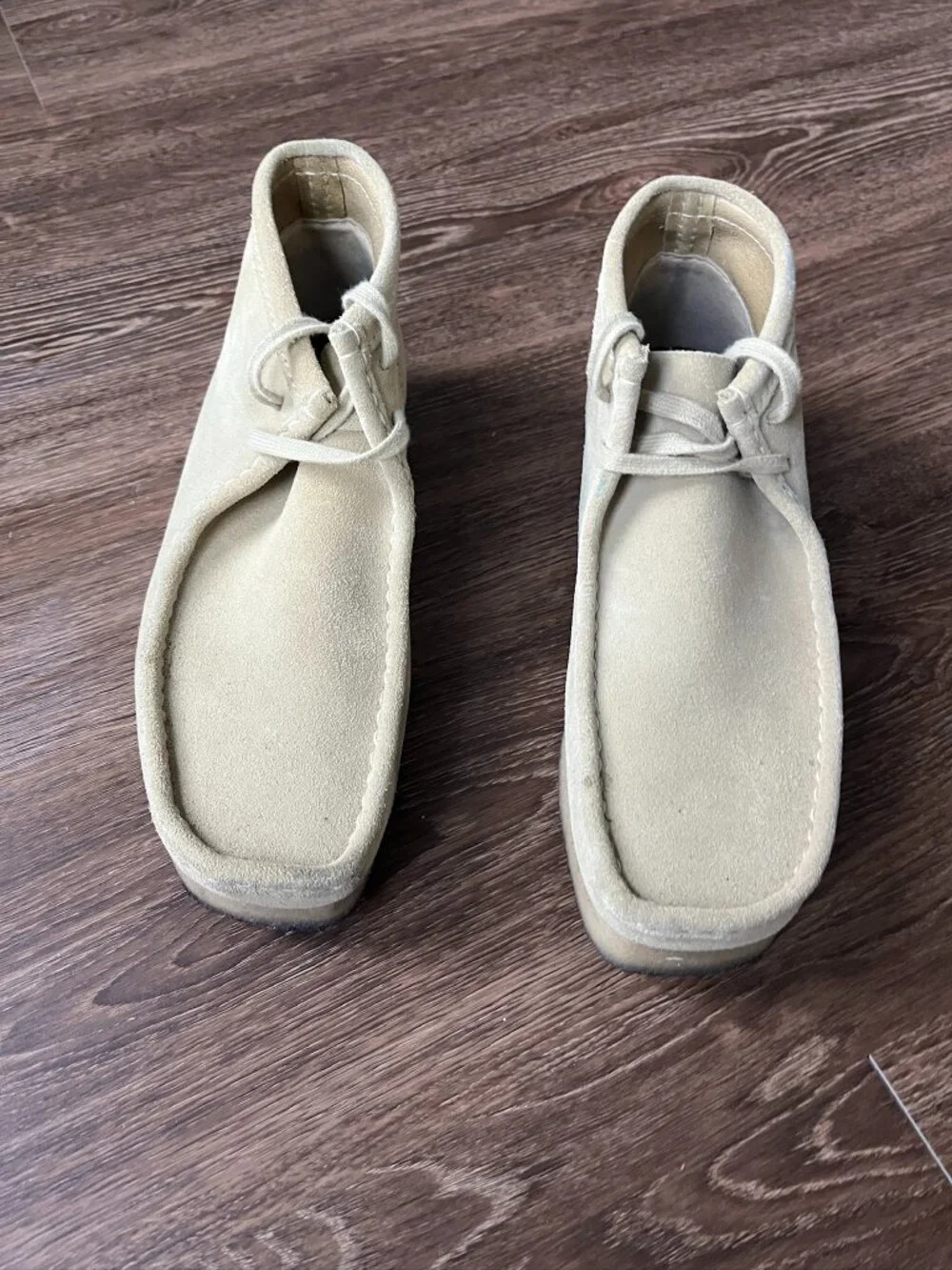 Clarks Wallabees Mens Chukka Suede Boot Cream Colorway Sz 10 Good Condition